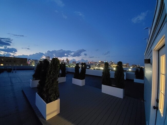 Building Photo - 340 W 2nd St