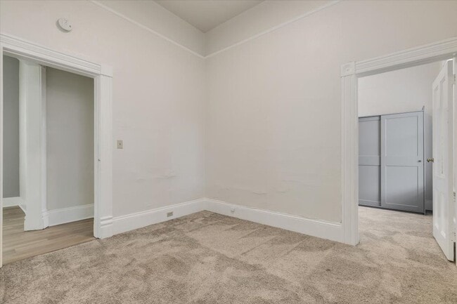 Building Photo - Beautiful 3 Bedroom Duplex Located in Goose Hollow!