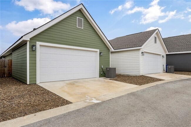 Building Photo - 923 NE Hts Ln