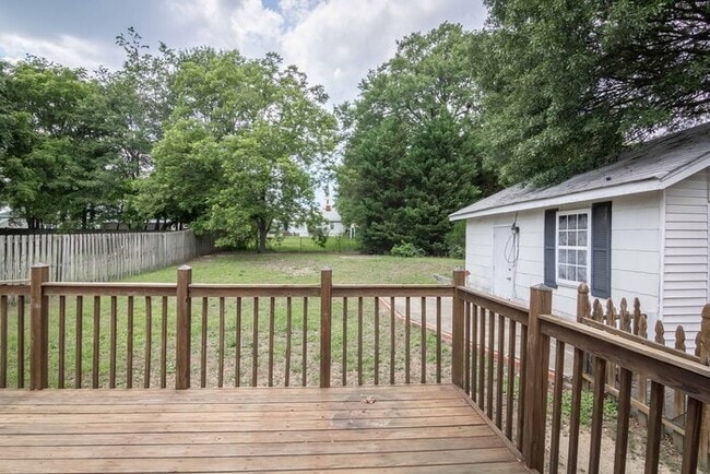 Building Photo - Gorgeous 3 Bedroom 2 Bath in Popular Parki...