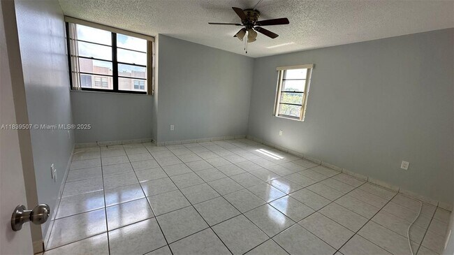 Building Photo - 10425 SW 112th Ave