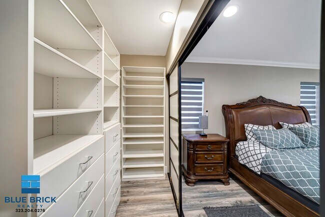 Building Photo - 5839 Vanalden Ave