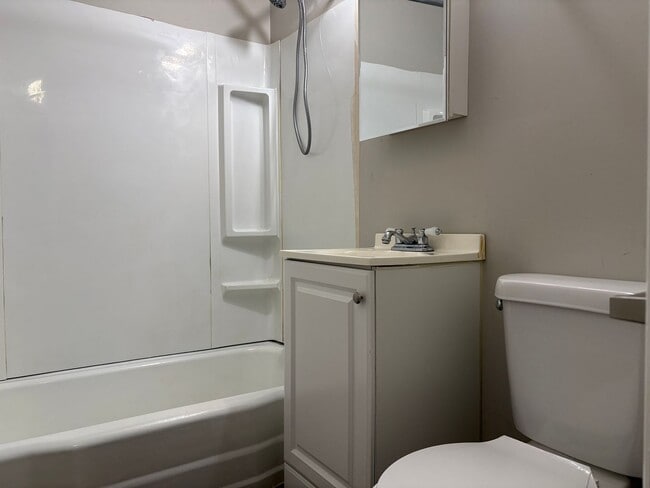 Building Photo - 2 Bedroom, 1 Bathroom House in High Point!