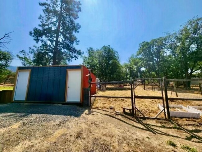 Building Photo - Horse property on 2.8 acres in Ruch with 2...