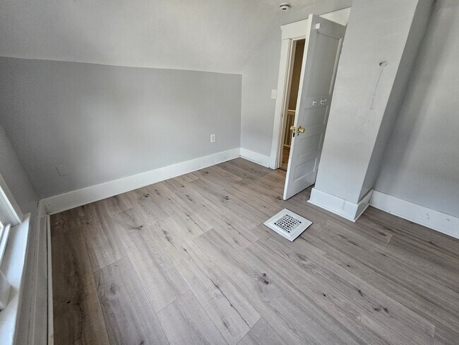 Building Photo - 1850 E 32nd St