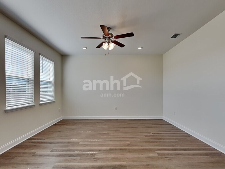 Building Photo - 3710 Lk Blf Lp