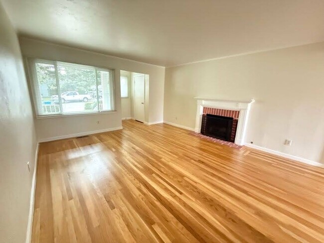 Building Photo - Charming 2-Bedroom Home Large Rumpus Room,...