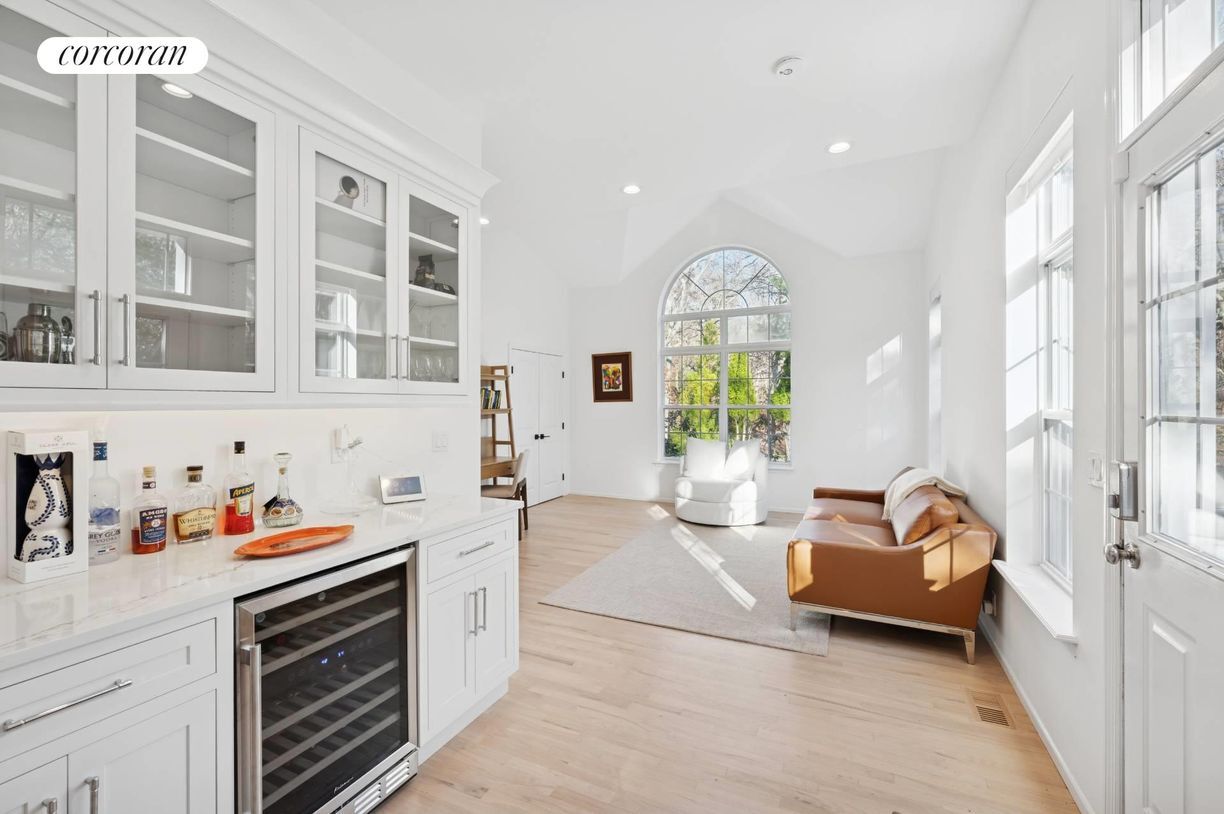 Building Photo - 5 Van Scoys Path E