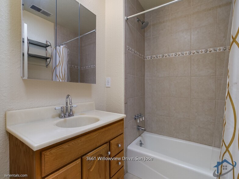 Building Photo - 3661 Willowview Dr