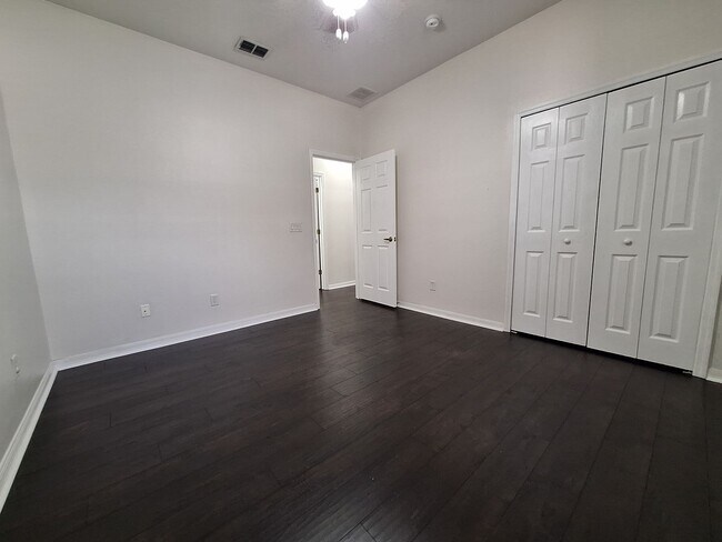 Building Photo - Charming 3-Bedroom Home with Spacious Back...