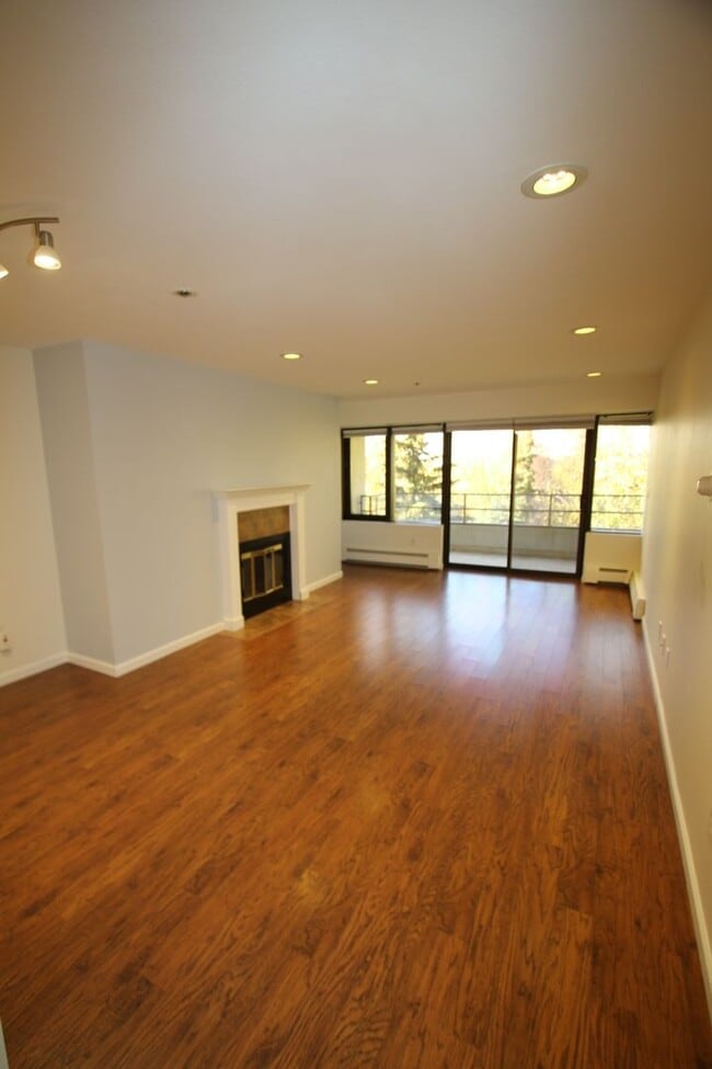 Building Photo - 600 W 76th Ave