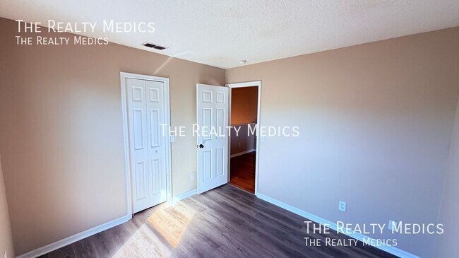 Building Photo - 2837 River Ridge Dr