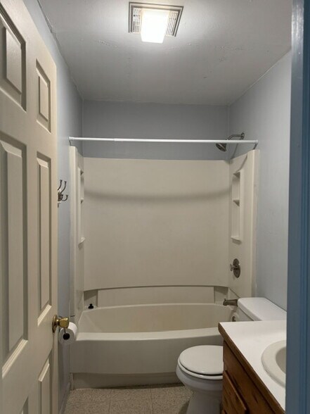 Building Photo - 405 Main St