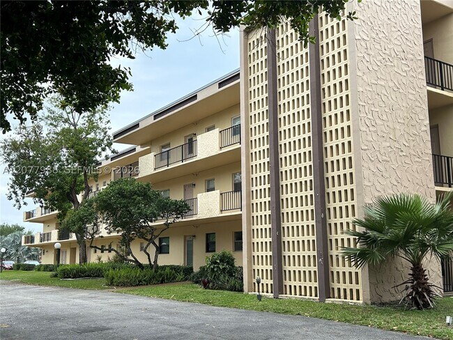Building Photo - 351 Cambridge Rd