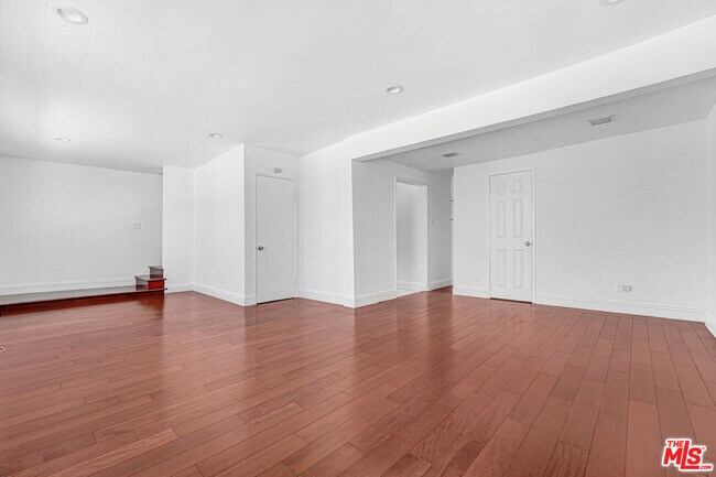 Building Photo - 7139 Hawthorn Ave