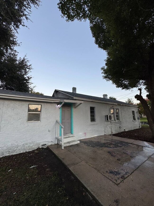 Building Photo - 6th St