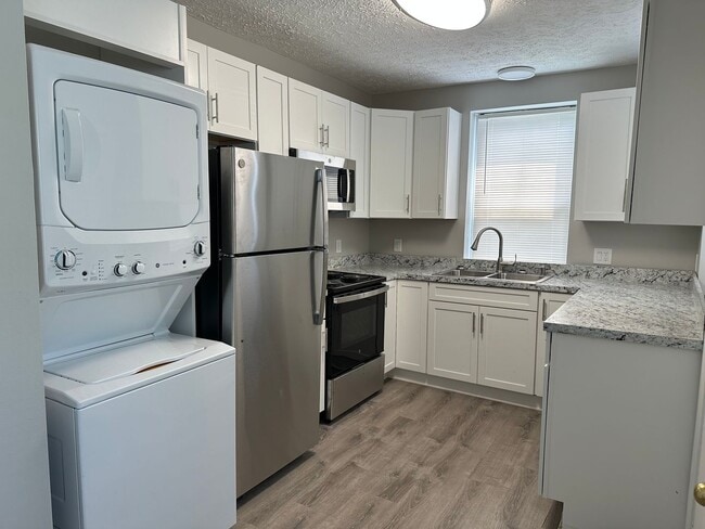 Primary Photo - Adorable 2 bedroom, 1 1/2 bath duplex with...