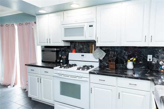Building Photo - 488 Newhope Dr