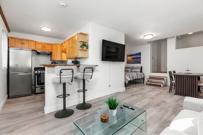 Building Photo - Charming comfy Studio in La Jolla Village!