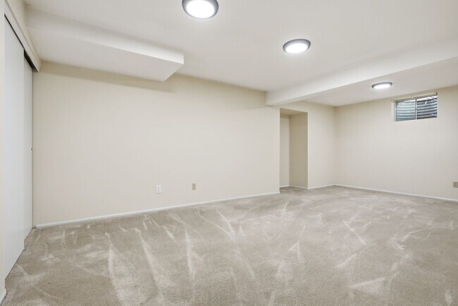 Building Photo - 6170 E Briarwood Cir