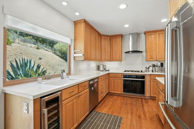 Building Photo - 1281 Crestview Dr