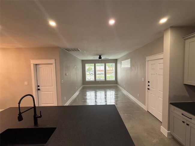 Building Photo - 201 N Vandeveer St