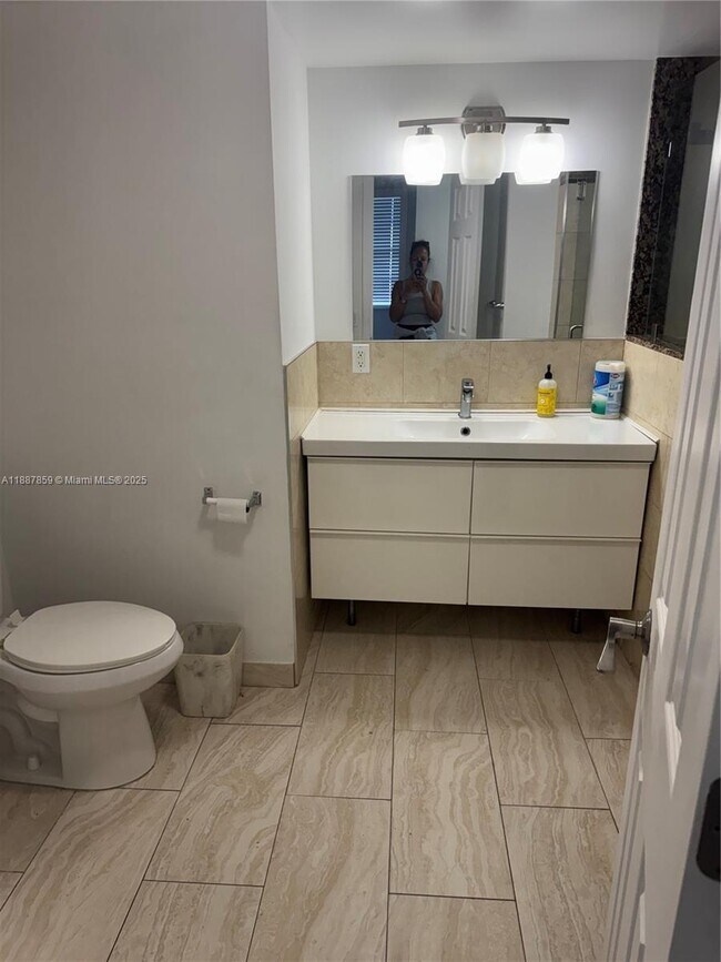 Building Photo - 1301 NE Miami Gardens Dr
