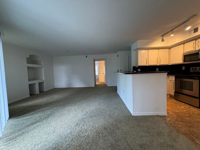Building Photo - Metrowest 2BR/2BA Condo – Ground Floor Con...