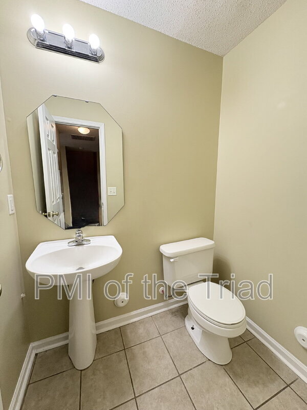 Building Photo - 152 Drewsbury Dr