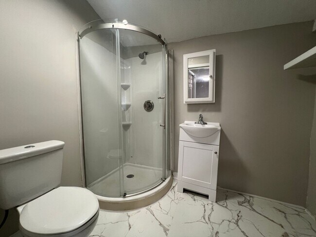 Building Photo - Move-in Ready!