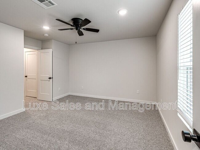 Building Photo - 606 W 2nd St