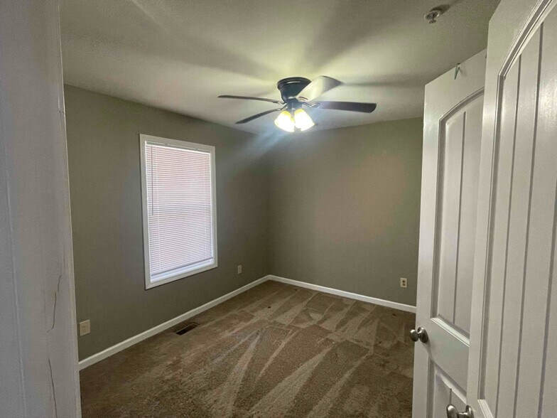 Building Photo - 206 Maple Dr