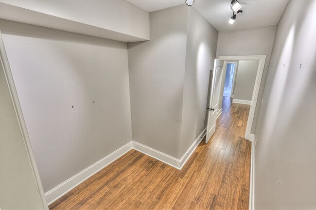 Building Photo - Stunning Executive Townhome in the Heart o...