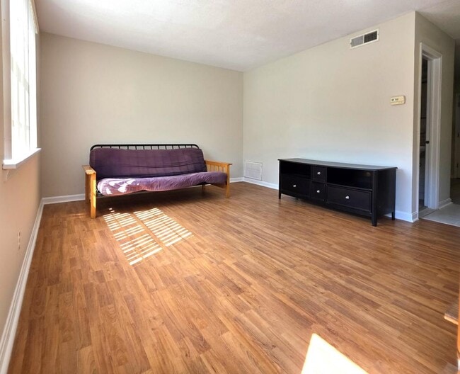 Building Photo - 1002 Willow Dr