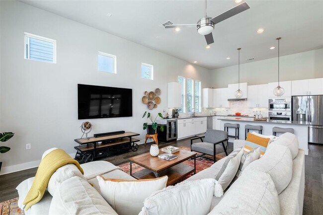 Building Photo - 6025 Seville Dr