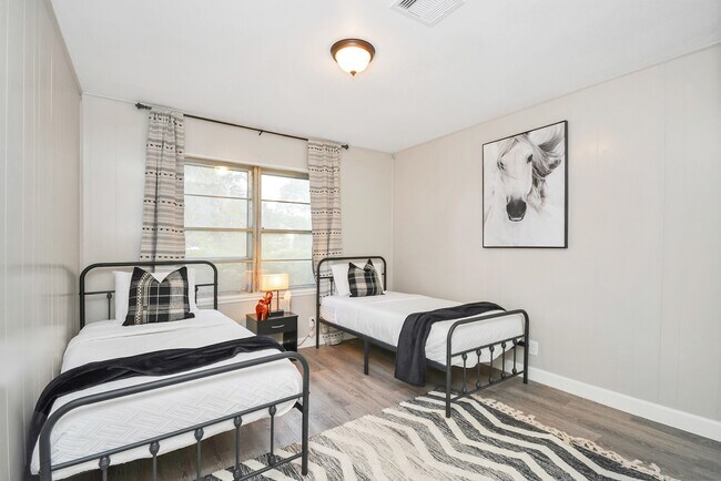 Building Photo - 4710 Paradise Ln