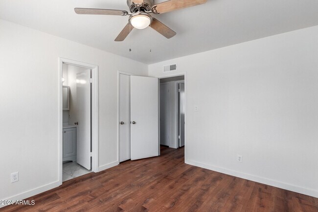 Building Photo - 3827 W Meadow Dr