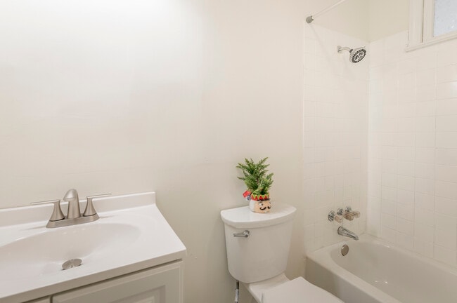 Building Photo - 107 S Estate Dr