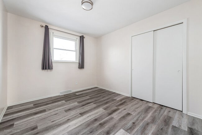 Building Photo - 1703 Pinewood Ln