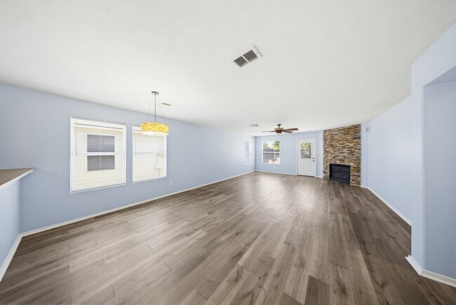 Building Photo - 627 Regal Hollow Ln