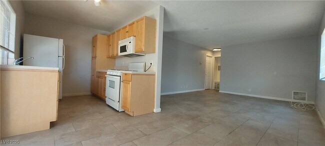 Building Photo - 1420 E Vegas Valley Dr