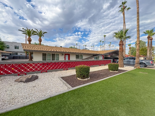 Building Photo - 2737 E Glenrosa Ave