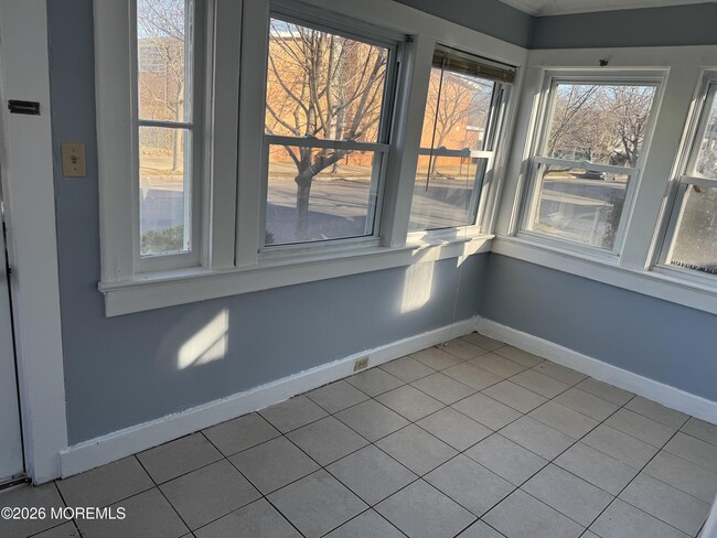 Building Photo - 811 Central Ave