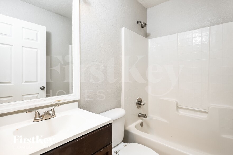 Building Photo - 620 Robin Ln