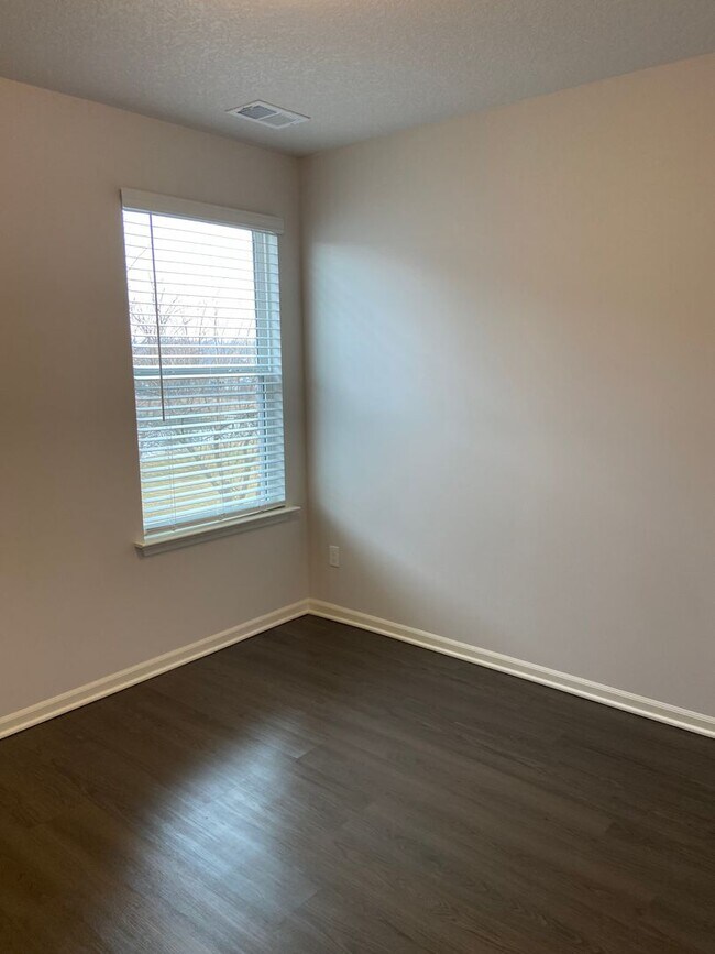 Building Photo - NOW PRELEASING! Charming Three-Bedroom, Two-and-a-Half-Bath Home in Spring Hill