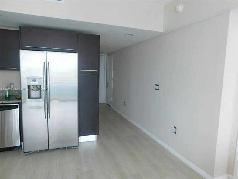 Building Photo - 950 Brickell Bay Dr