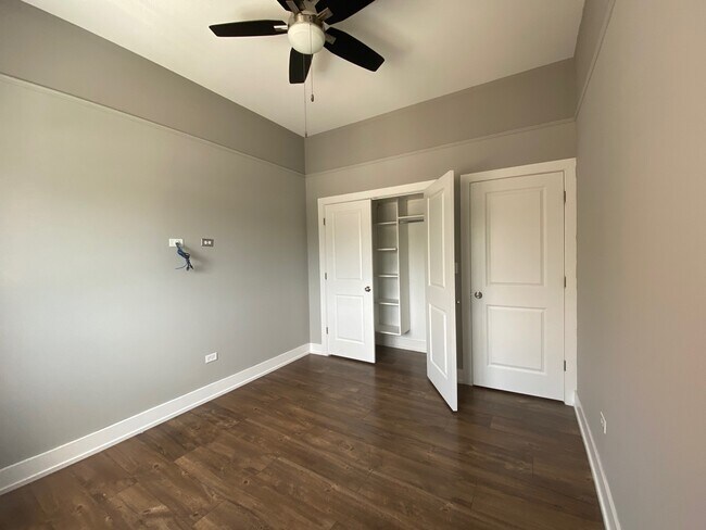 Building Photo - 5911 N Northwest Hwy