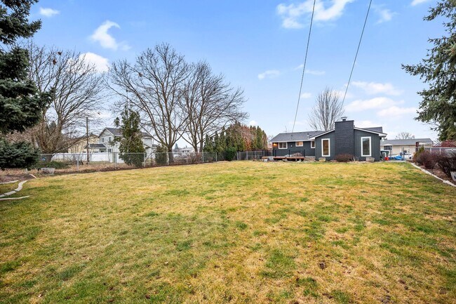 Building Photo - Great Location! - 3 Bedroom Valley Home!