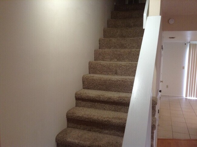 Building Photo - Great 2 Bed/ 1.5 Bath Very Close to UCF!