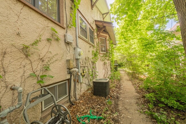 Building Photo - 6 Month Lease: 2 BED / 2.5 BATH HOUSE CLOS...
